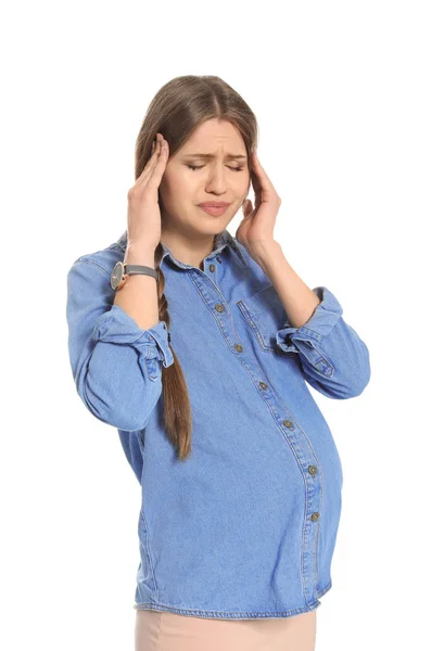 Молода вагітна жінка, що страждає від головного болю на білому тлі — стокове фото