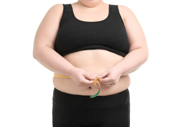 Mujer con sobrepeso con cinta métrica sobre fondo blanco — Foto de Stock