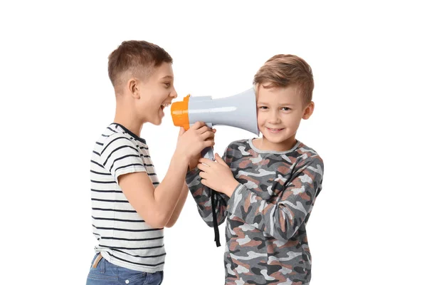 Маленький мальчик с мегафоном кричит на своего друга на белом фоне — стоковое фото