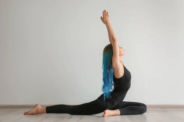 Giovane donna che pratica yoga al chiuso — Foto Stock