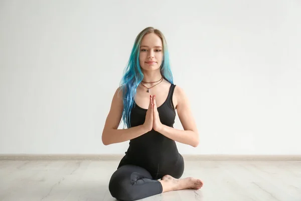Mujer joven practicando yoga en interiores — Foto de Stock