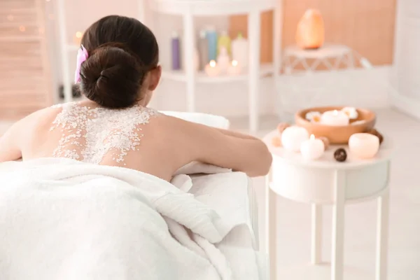 Piękna młoda kobieta z ciała peeling na plecach w salonie spa — Zdjęcie stockowe