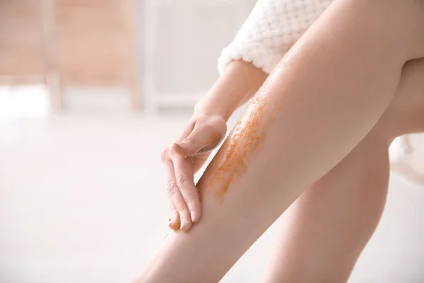 女性应用身体擦洗腿, 特写 — 图库照片