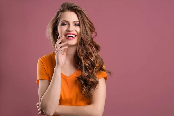 Retrato de mujer joven con pelo largo y hermoso sobre fondo de color — Foto de Stock