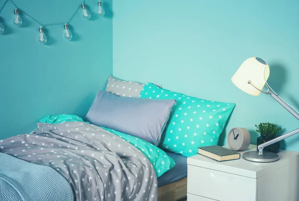 Modern çocuk odasında rahat yatak — Stok fotoğraf