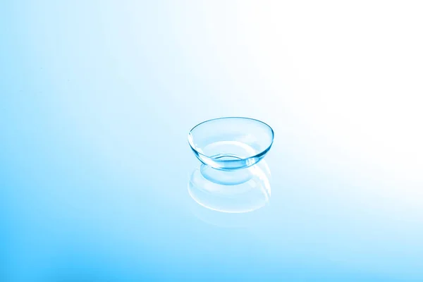 Kontaktlinse auf farbigem Glashintergrund — Stockfoto