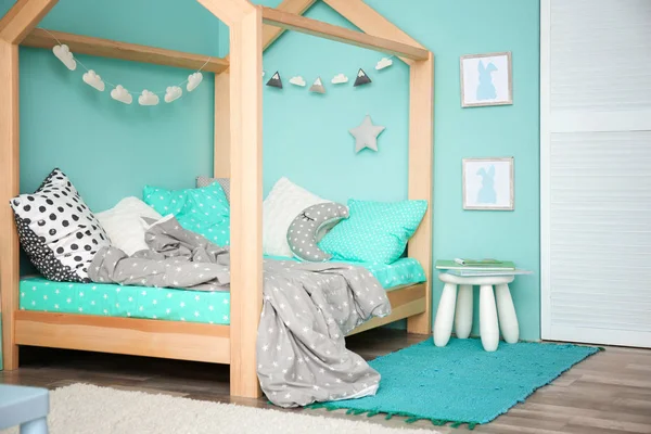 Bekväm säng i moderna barn rum — Stockfoto