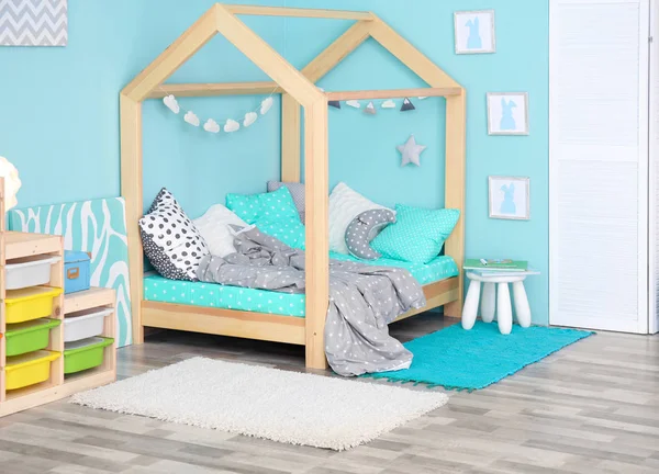 현대 어린이 룸에서 편안한 침대 — 스톡 사진