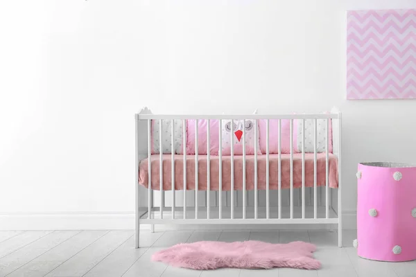 Babyzimmer Innenausstattung mit Kinderbett in Wandnähe — Stockfoto