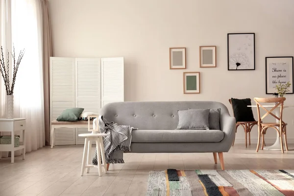 Уютный интерьер гостиной с удобным диваном — стоковое фото