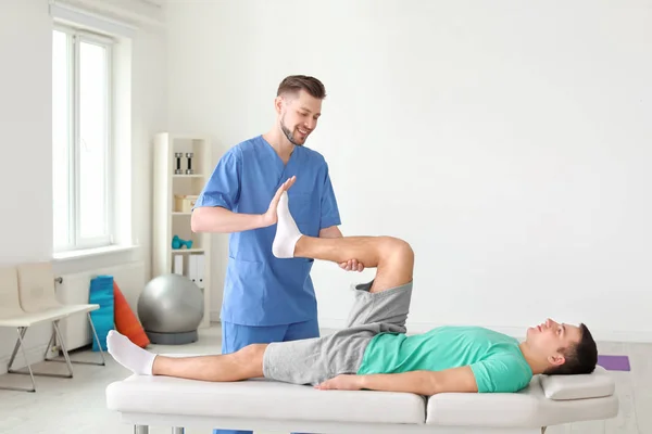 Physiotherapeut arbeitet mit männlichem Patienten in Klinik — Stockfoto