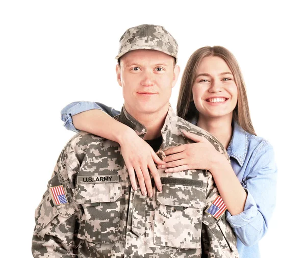 Soldat masculin avec sa femme sur fond blanc. Service militaire — Photo