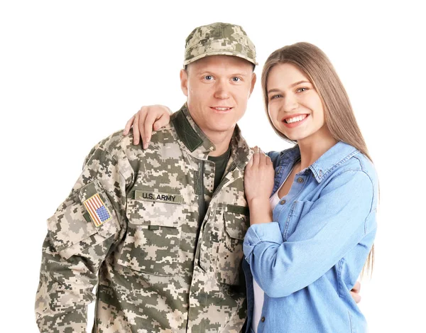 Mannelijke soldaat met zijn vrouw op witte achtergrond. Militaire dienst — Stockfoto