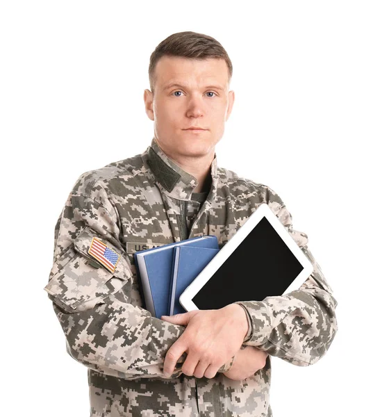 Mannelijke soldaat met boeken en tabletcomputer op witte achtergrond. Militaire dienst — Stockfoto