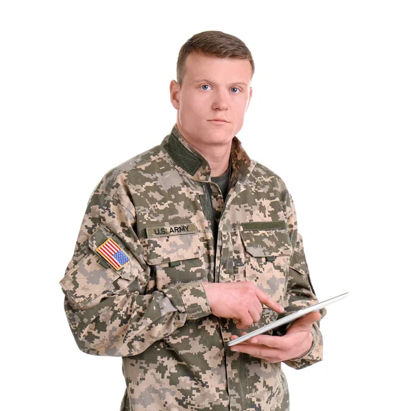 Soldat mit Tablet-Computer auf weißem Hintergrund. Wehrdienst — Stockfoto