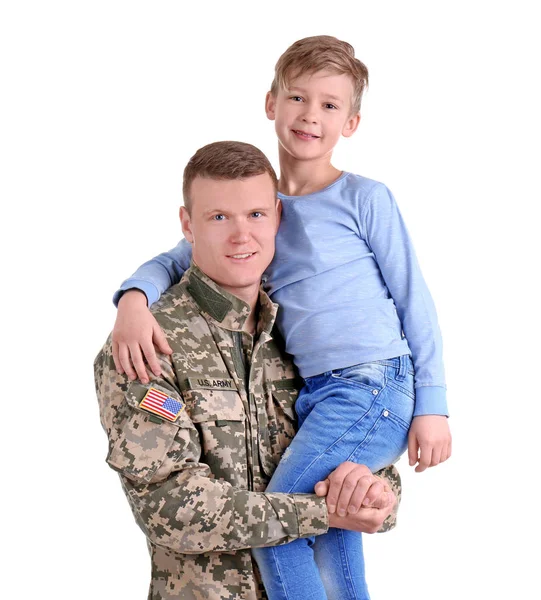 Mannelijke soldaat met zijn zoon op witte achtergrond. Militaire dienst — Stockfoto