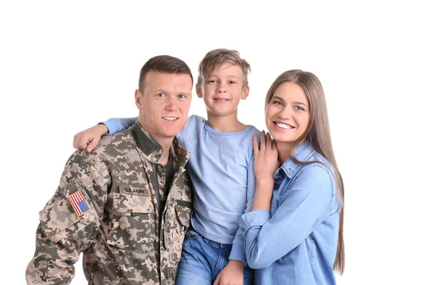 Soldat masculin avec sa famille sur fond blanc. Service militaire — Photo