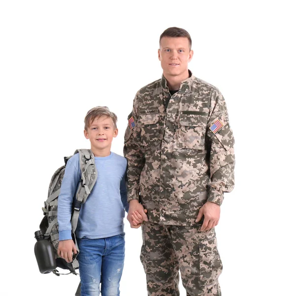 Soldat masculin avec son fils sur fond blanc. Service militaire — Photo