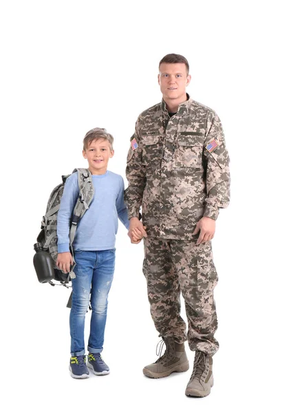 Férfi katona az ő fia, fehér háttér. Katonai szolgálat — Stock Fotó