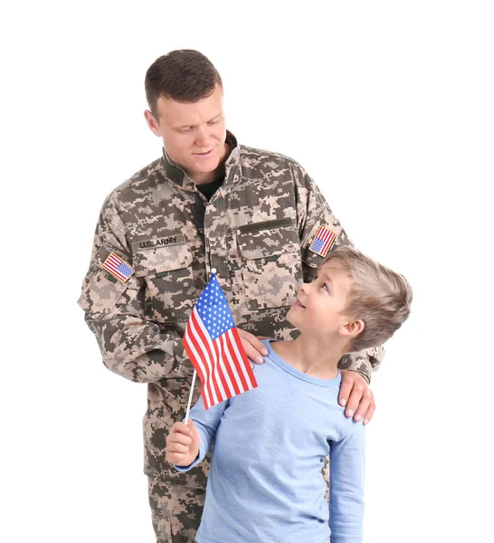 Soldado varón con su hijo sobre fondo blanco. Servicio militar — Foto de Stock