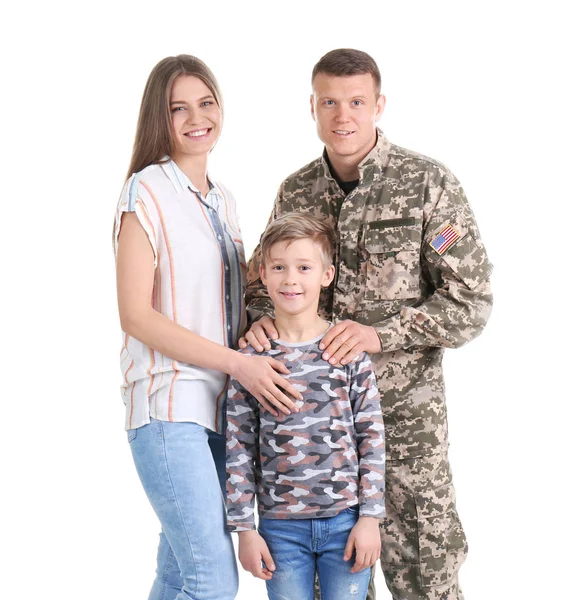 Mannelijke soldaat met zijn familie op witte achtergrond. Militaire dienst — Stockfoto