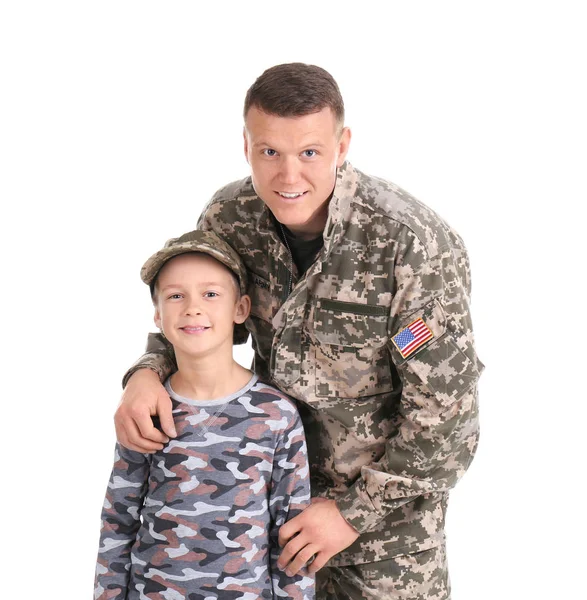 Soldado do sexo masculino com o filho no fundo branco. Serviço militar — Fotografia de Stock