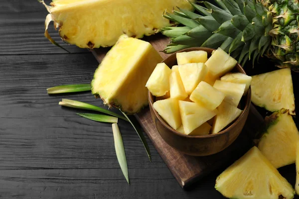 Composición con piña fresca en rodajas sobre la mesa — Foto de Stock