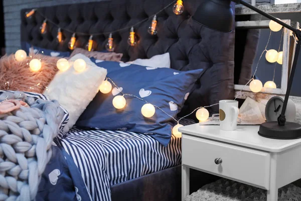 居心地の良いベッドで美しい部屋のインテリア — ストック写真