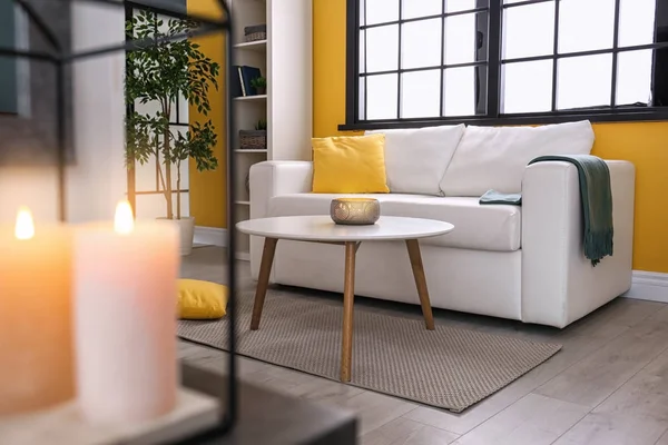 Interiér elegantní obývací pokoj s pohodlnou sedací soupravou a stolkem — Stock fotografie