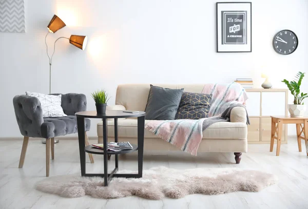 A nappali elegáns belső tér kényelmes kanapé, fotel és asztal — Stock Fotó