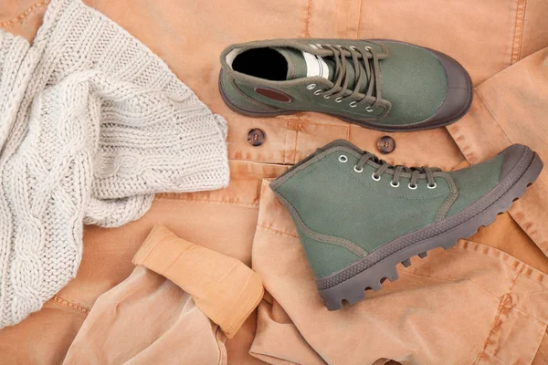 Kényelmes alkalmi női cipő, kabát — Stock Fotó