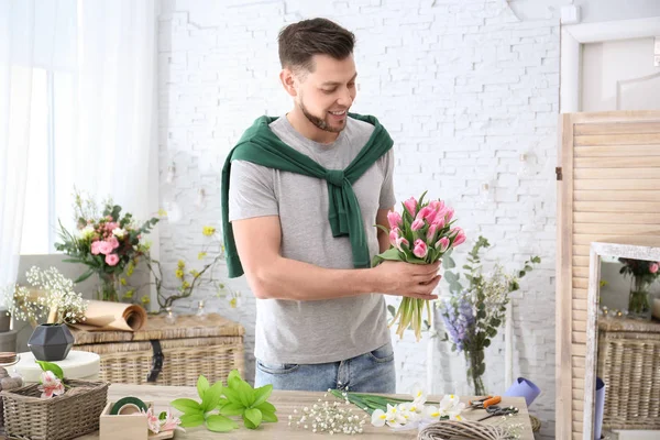 Decorador masculino creando hermoso ramo en la mesa —  Fotos de Stock