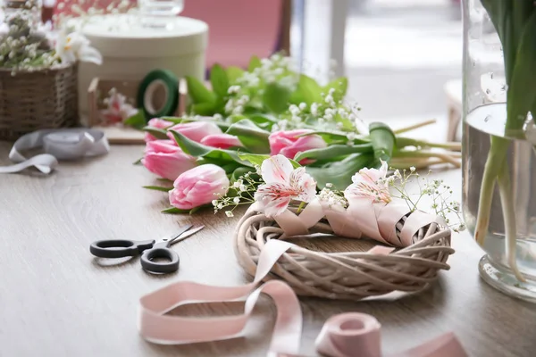 Local de trabalho do decorador com belas flores — Fotografia de Stock