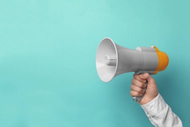 Megafon renk arka plan üzerinde tutan adam