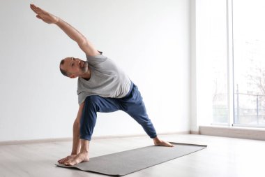 Sportif adam pratik Yoga kapalı