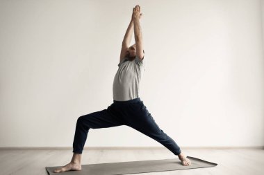 Sportif adam pratik Yoga kapalı