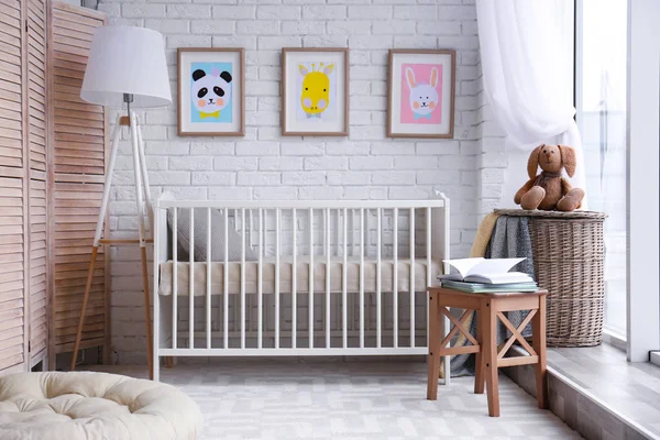 Interior moderno de la habitación del bebé con cuna —  Fotos de Stock