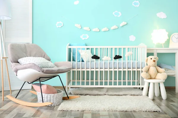 Современный интерьер детской комнаты с кроваткой и креслом-качалкой — стоковое фото