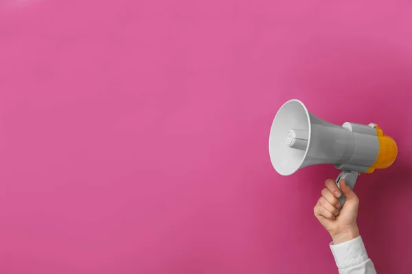 Homem segurando megafone no fundo de cor — Fotografia de Stock