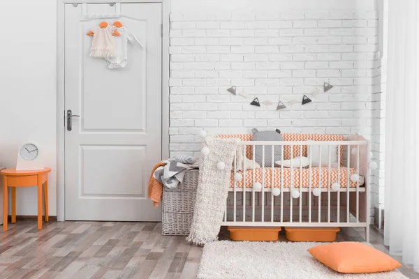 Стильный интерьер детской комнаты с кроваткой — стоковое фото