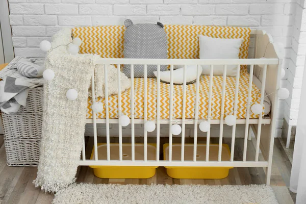 Стильний інтер'єр дитячої кімнати з ліжечком — стокове фото
