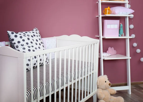 Elegante habitación de bebé interior con cuna —  Fotos de Stock