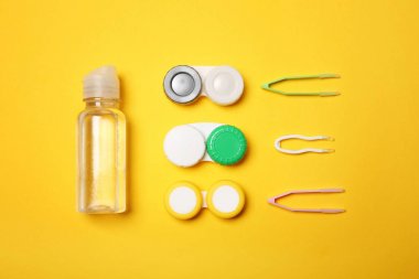 Kontakt lens aksesuarları renk arka plan üzerinde ile düz yatıyordu kompozisyon