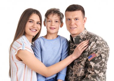 Ailesi beyaz arka planda erkek asker. Askerlik Hizmeti