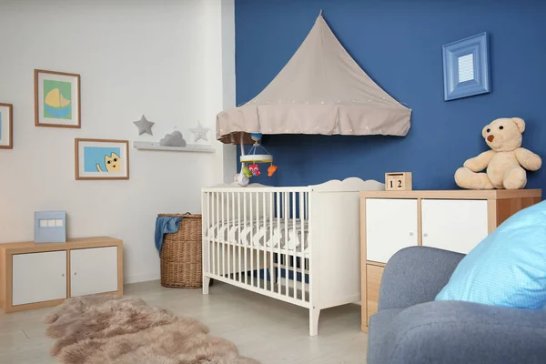 Elegante habitación de bebé interior con cuna — Foto de Stock