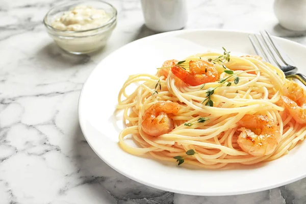 Plate with spaghetti and shrimps on table — Stock Photo, Image