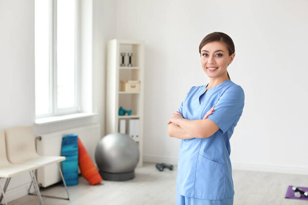 Молодой физиотерапевт в реабилитационном центре
