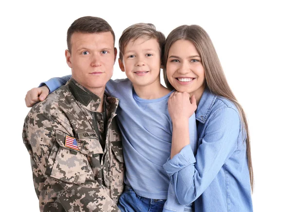 Mannelijke soldaat met zijn familie op witte achtergrond. Militaire dienst — Stockfoto
