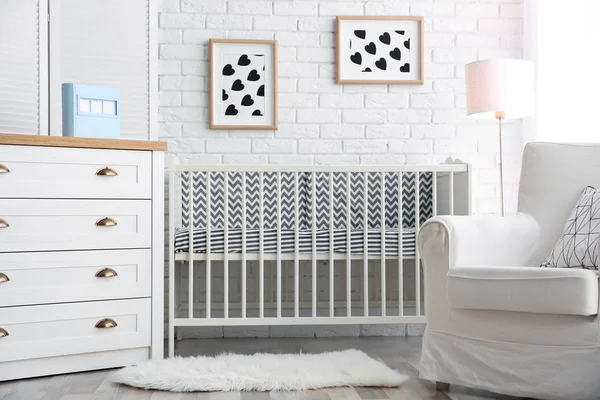 Современный интерьер светлой уютной детской комнаты с кроваткой — стоковое фото