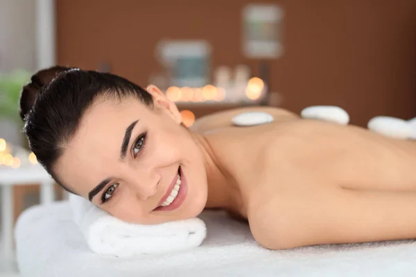 Jovem Passando Por Terapia Pedra Quente Salão Spa — Fotografia de Stock